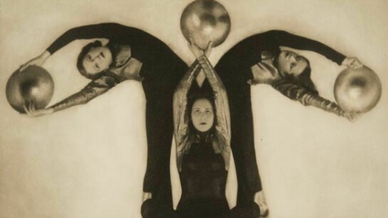 Arthur Benda, Der Tanz mit den goldenen Scheiben (La Danza con i dischi d’oro/The Dance with the Golden Disks), 1931,fotografia a colori/colour print, 24.5 x 30 cm, UniCredit Art Collection - The Fotografis Collection Bank Austria in comodato al / at the MdM Salzburg, riproduzione/reproduction Hubert Auer