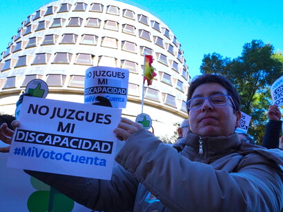 Manifestante delante del Tribunal Constitucional