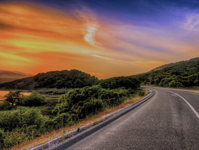 Camino hacia el horizonte: hemos recorrido con esfuerzo los kilómetros que nos han traído hasta aquí, con tropiezos y algún que otro suspiro, pero ahora, en este momento, lo más importante es lo que nos queda por delante
