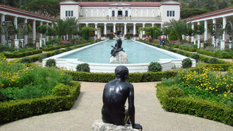 Hermes sentado frente al peristilo exterior y jardines de la Villa Getty, en Malibú, California (EE. UU.)