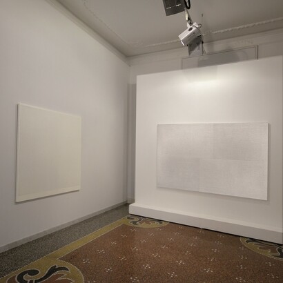 Gianfranco Zappettini. Da sinistra: Superfici analitiche n. 166, 1975, e Vibrazioni bianche su due diagonali, 1971