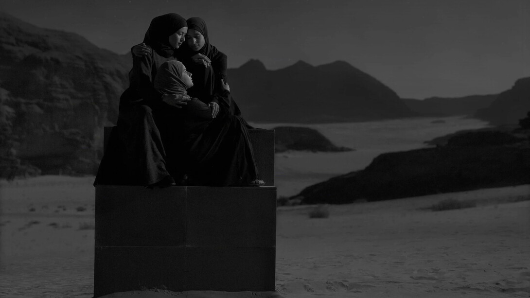 Nick Brandt, Rakan sisters in moonlight. Courtesy of Gilman Contemporary