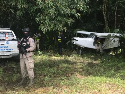 Policías requisan una avioneta utilizada para transportar droga