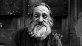 Knulp mi osservò a lungo. Erano passati anni dall’ultima volta che lo aveva fatto con qualcuno. Gli occhi non avevano più colore. Erano scuri come il pietrisco dell’asfalto