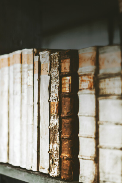 La lógica aristotélica sentó las bases del razonamiento formal al organizar el pensamiento en premisas y conclusiones rigurosamente encadenadas