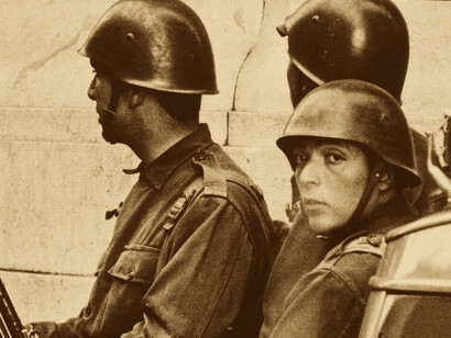 Instruendos da Escola Prática de Cavalaria aguardam as forças fiéis ao governo. Foto de Alfredo Cunha