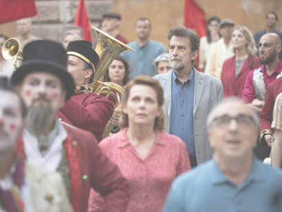 "Il sol dell’avvenire", di Nanni Moretti, (2023). Un’opera ricca di riferimenti cinematografici, dal Maestro Fellini ne "La Dolce Vita" con le atmosfere circensi e "Otto e mezzo" con la parata, ©Alberto Novelli per Fandango e Sacher Film