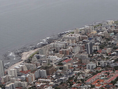 En Afrique du Sud, au Cap, chaque façade porte l’empreinte d’une histoire stratifiée : colonisation néerlandaise, domination britannique, puis cicatrices durables de l’apartheid