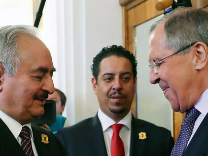 Haftar e Sergei Lavrov si incontrano a Mosca. La Russia sostiene Khalifa Haftar e il suo Esercito nazionale libico, ed è legittimo pensare che questo tentativo sia principalmente volto a ridurre il potere degli Stati Uniti e della NATO nel Mediterraneo © AFP