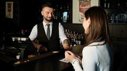 Comprender a quién se sirve es tan importante como saber qué se sirve: en gastronomía, el cliente es el centro de toda estrategia significativa