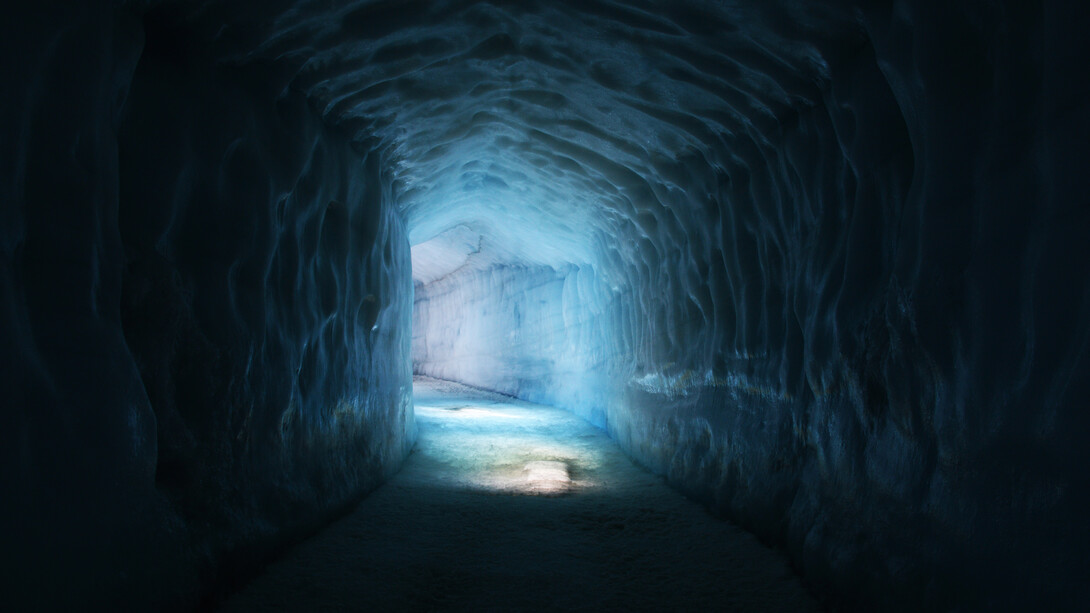 Luz al final de un túnel rodeado por el hielo en Langjokull, Islandia