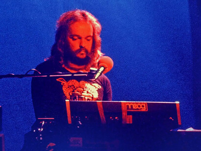 El teclado parece trompas de una orquesta sinfónica que hacen de la canción algo notable