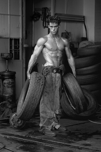 Herb Ritts,  Fred con gli pneumatic, 1984 © Herb Ritts - Trunk Archive