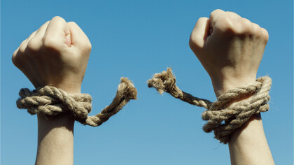 A corda estabelece de cara que estamos num momento incomum, que denuncia uma instabilidade, mas ela também aponta para uma pergunta imediata, a respeito do motivo pelo qual ela foi criada, e ainda porque está tão difícil que ela venha ao nosso encontro e possamos tê-la totalmente em nossas mãos