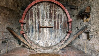 La Botte dei Canonici, custodita nelle antiche cantine del Palazzo dei Canonici a Gubbio, è un’imponente botte lignea del Cinquecento, destinata alla conservazione del vino proveniente dalle proprietà ecclesiastiche, con una capacità di circa 20.000 litri. Gubbio, Umbria, Italia