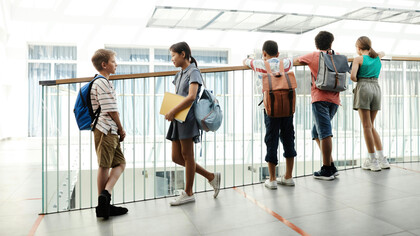 Crianças se reúnem durante o intervalo escolar na escola, onde o uso de celulares ou aparelhos eletrônicos não é permitido