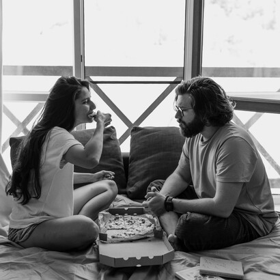 Quarto de casal. Um quarto suave onde o sorriso rimasse com silêncio e o corpo com a alma e as mãos com o coração