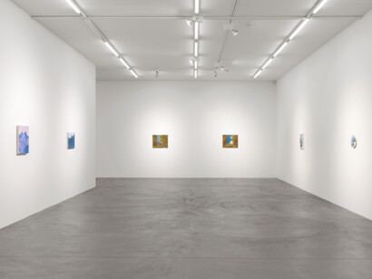 Karen Kilimnik, Exhibition view. Courtesy of Galerie Eva Presenhuber