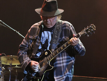 Neil Young alla chitarra