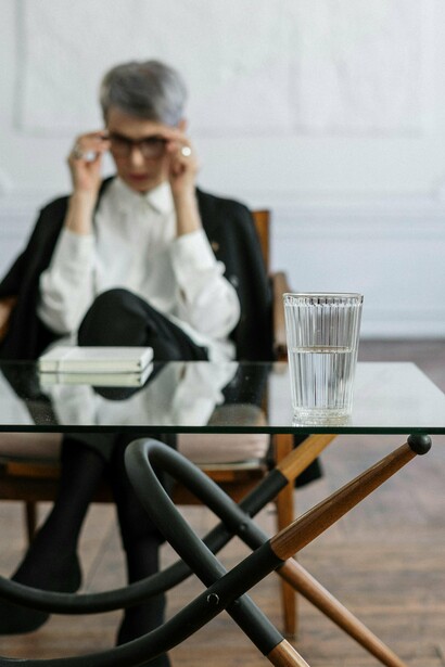 Entre os motivos apontados, 62% afirmaram que enfrentam dificuldades financeiras para custear um psicólogo humano e 54% destacaram como um diferencial o fato de o atendimento estar disponível 24 horas por dia. Essa busca crescente por soluções tecnológicas ocorre em grande parte devido à carência de profissionais na área
