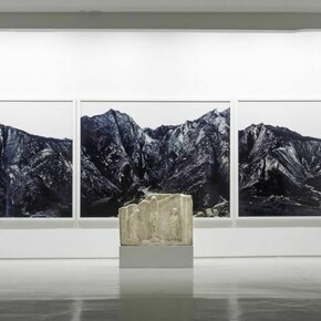 Dan Holdsworth, Black Mountain (triptych) with an altarpiece by an Unknown Artist, 14th century relief, 6th century side decoration, Carrara marble, Courtesy Grimaldi Gavin