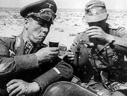 Erwin Rommel, general alemão, com soldado. Enquanto aqueles tinham pretensão de ciência de estilo universitário, os outros teriam como propósito analisar situações, avançar problemas e apresentar soluções para a construção da Grande Alemanha sob o Reich. O postulado essencial desses estudos geopolíticos alemães reconhecia a influência do meio natural nas relações entre estados e potências. Estados, portanto, eram determinados por fatores materiais e físicos da Terra