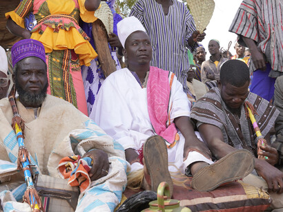 Rassemblés en pleine campagne, ces hommes incarnent la société civile souvent prise entre gouvernance fragile, insécurité et quête d’un ordre politique durable en Afrique de l’Ouest