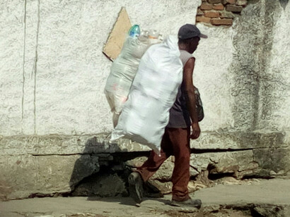 Anciano transporta botellas en Santiago de Cuba. Fotografía: Paco Cerezo