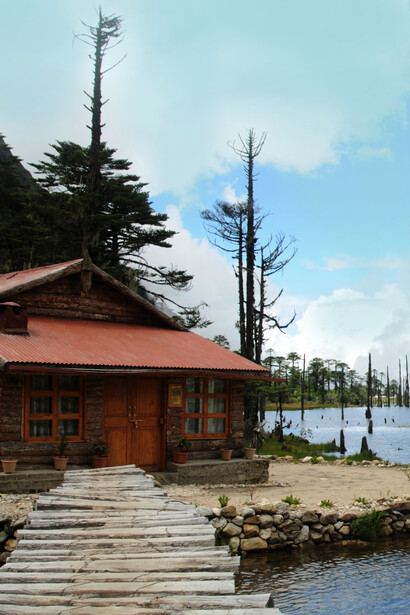 Tourist lodge by Sungetsar Lake 