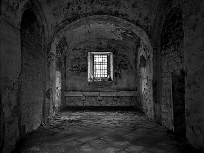  Nonostante la sua importanza storica, la caserma è abbandonata dal 2000, diventando un luogo di degrado dove si rifugiano senzatetto e si verificano attività illecite, tra cui sversamenti illegali e prostituzione, Nola (NA)

