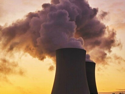 Indústria gera gases tóxicos provenientes da queima de combustíveis fósseis. Independentemente das opiniões sobre seus métodos, o "Just Stop Oil" conseguiu algo que muitos movimentos não alcançam: manter a crise climática nas manchetes globais