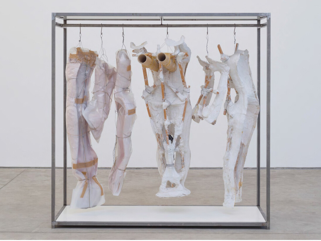 Alma, 2015
Ferro, gesso, madeira, gaze, silicone, cartão,
fita adesiva, plástico, corda e tela de linho
188 x 190 x 80 cm

