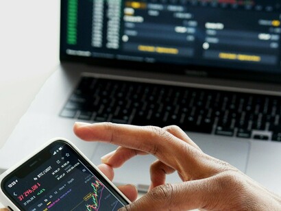 Dados financeiros.  Seja na forma de conchas, sal, gado ou metais preciosos, o dinheiro sempre foi a energia que impulsionava a troca de serviços e mercadorias, um testemunho silencioso da capacidade humana de cooperação e organização social. Ele existia para facilitar a vida, para dar fluidez às relações, um meio e não um fim