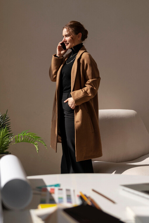 Diseñadora consultando a sus clientes. Los arquetipos, adaptados para el uso en el branding, son patrones e imágenes universales que derivan del inconsciente colectivo