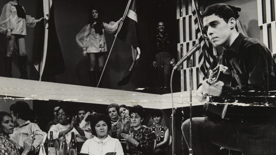 Descubra a trajetória musical e o retrato da feminilidade nas letras de Chico Buarque. Conheça suas músicas icônicas e análises detalhadas sobre Carolina, Rita, Geni, e mais