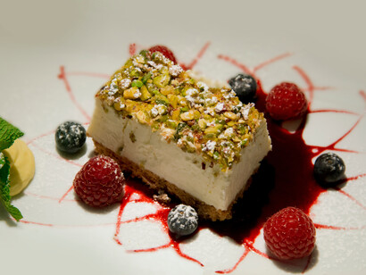 Cheese cake freddo di ricotta con coulis di frutti di bosco freschi    