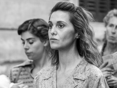 Primo piano di Paola Cortellesi, che interpreta Delia nel film C'è ancora domani, scritto e diretto da lei 