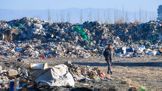 La basura refleja no solo el resultado del consumo excesivo, sino también la falta de conciencia colectiva sobre el impacto que tienen nuestros hábitos diarios en el planeta