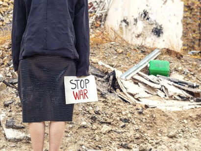 Todos los *influencers* que se fueron a la meca de las libertades y el lujo, a Emiratos Árabes Unidos, a Catar, a Baréin… Ahora tienen que estar calladitos y encerrados en casa. 77 mil dólares de multa por mostrar un bombardeo en Catar y juicio en Emiratos si te pillan sacando fotos a un bombardeo