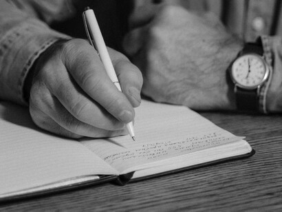 Los espacios narrativos no son fondo decorativo: son parte esencial de la trama y de la emoción que sostiene cada escena