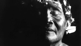 Xamã Yanomami, foto de Claudia Andujar para o projeto Survival