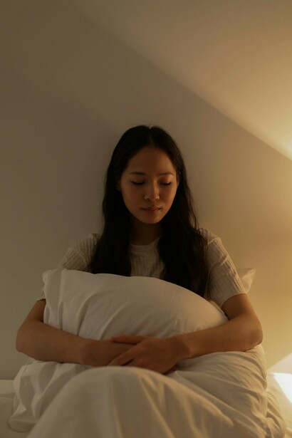 A woman poses before a smartphone camera, capturing a moment of self-presentation typical of influencer culture