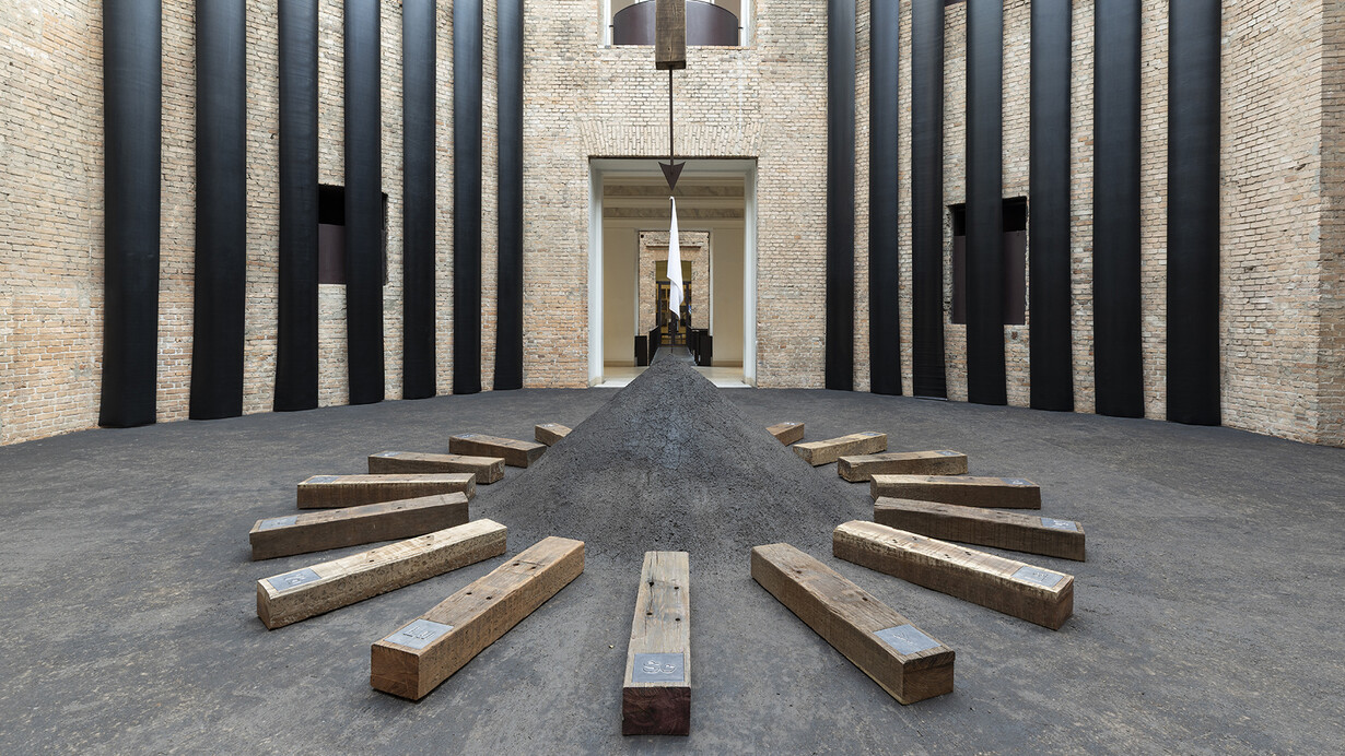 Luana Vitra, Drapeau blanc, vue de l'exposition. Avec l'aimable autorisation de la Pinacoteca