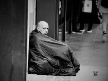 L’abandon des droits sociaux se lit dans ces regards silencieux, témoins d’un fossé social qui ne cesse de se creuser