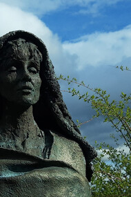 Sculture de Hildegard von Bingen réalisée par le sculpteur Karlheinz Oswald, Eibingen, Allemagne, 24 mars 2024. Photo par Gerda Arendt