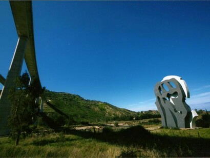 Pietro Consagra, “La materia poteva non esserci” è la prima installazione del progetto Fiumara d’arte voluto da Antonio Presti. Realizzata nel 1986 commemora il padre del committente
