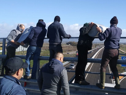 La protesta: il latte vien gettato in strada