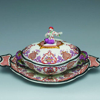 Manifattura Du Paquier, Vienna
Zuppiera con coperchio
1730-1735 circa
porcellana dipinta in policromia dorata e argentata
The Metropolitan Museum of Art, New York
