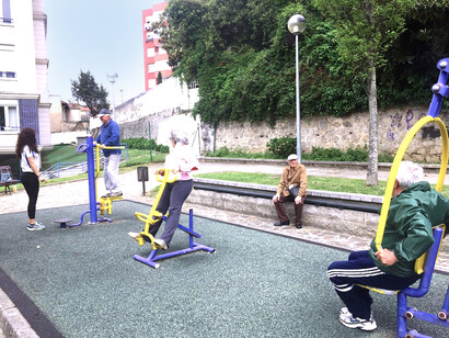 Parque de calistenia en un espacio público para el uso de los vecinos