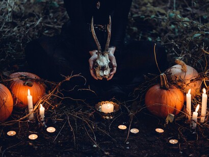 Una calavera, calabazas y velas. El Samhain era una festividad en la que creían que el “velo” entre el mundo de los vivos y los muertos se volvía más delgado, permitiendo que los espíritus regresaran a la tierra